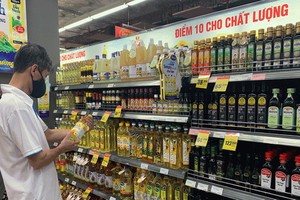 消費者在Co.op mart連鎖超市選購食用油。