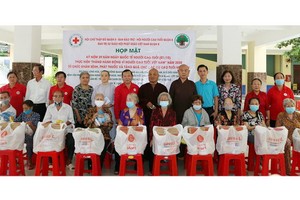 組委會向藝人養老院的老藝人贈送禮物。