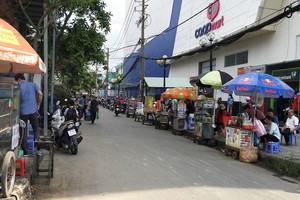 舊邑郡阮氏明開小學門前有眾多流動攤販霸佔人行道以經營。