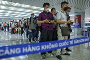 旅客在新山一機場排隊等候辦理入境手續。（示意圖源：友科）