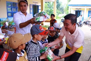 “愛心之家”慈善組向邦芳學校的小朋友們派發禮物。