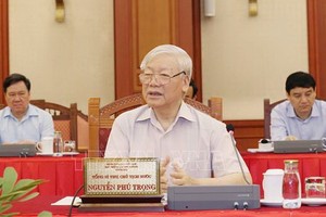 總書記、國家主席阮富仲與中央公安黨委常務處舉行會議。（圖源：越通社）