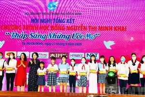 2020-2021學年阮氏明開助學金頒發儀式。（圖源：市黨部新聞網）