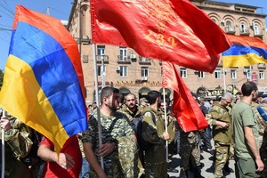 亞美尼亞宣佈戒嚴令，以及進行全國總動員後，人們參加一個招募志願軍的會議。（圖源：路透社）