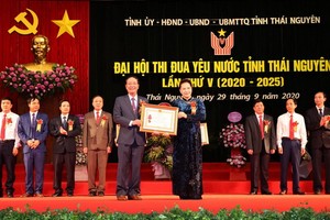 國會主席阮氏金銀代表黨和國家領導向太原省若干集體和個人建設社會主義與捍衛祖國事業取得出色成績轉授國家主席的一等勞動勳章與二等勞動勳章。（圖源：越通社）