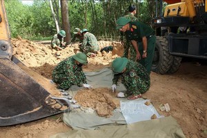 584號烈士骸骨搜集隊在挖掘並歸集烈士骸骨。（圖源：越通社）