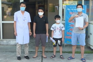 海陽省最後的3 名新冠肺炎患者痊癒出院時同醫護人員合照。（圖源：TTO）