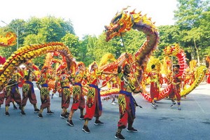 2020年河內舞龍藝術節將於10月3日在河內還劍郡李太祖塑像花園舉行。（示意圖源：互聯網）