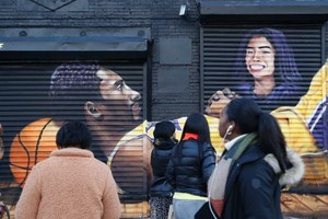 美國紐約巴克萊體育中心外，人們紛紛在一幅新的悼念科比主題的塗鴉前駐足。（圖源：互聯網）