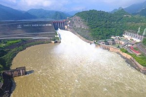 9月30日上午8時，和平水電廠打開底部1孔排洪。（圖源：俊明）