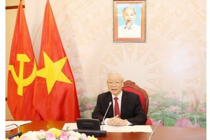 在黨中央辦事處，總書記、國家主席阮富仲與中共中央總書記、國家主席習近平直接電談。（圖源：越通社）