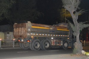 在禁止時間，重型卡車仍駛入舊邑郡阮鶯街。