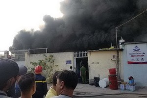 圖為2020年2月21日，平新郡的某一塑料廠失火，現場濃煙直衝天際。（圖源：誠鐘）