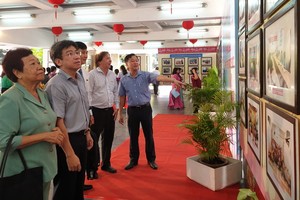 第五郡領導與代表參觀圖片展。