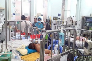 入住市第二兒童醫院接受治療的手足口病童。（圖源：段堅）