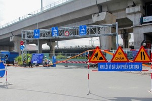 職能機關昨(3)日上午正式築起禁止全部各種車輛駛進平盛郡阮友景高架橋的圍蔽。（圖源：TTO）