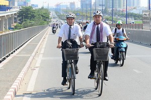 許多人騎自行車上班。（圖源：光定）