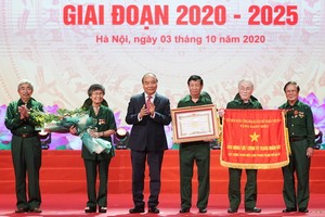 阮春福總理（右三）向河內市青年突擊力量頒發人民武裝力量英雄稱號。（圖源：光孝）