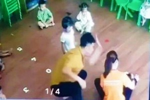 裴孟雄公然闖進幼兒園高舉起手向一名2歲的女童摑了一巴掌。（圖源：視頻截圖）