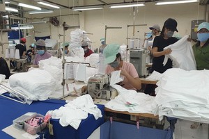 平盛郡勤敏成衣有限責任公司在生產出口日本的Ｔ衫和出口美國的口罩。