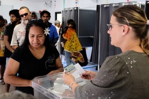 超過18萬名居民合資格投票，投票率高達八成半。（圖源：AFP）