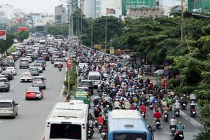 數千輛交通工具從西貢橋至杭青四岔路口大排長龍。（圖源：黎潘）