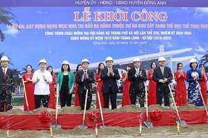 河內市市委書記王廷惠（中）出席東英縣多功能體育館動工興建儀式。（圖源：PV）