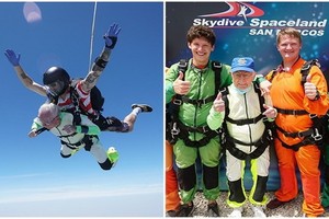 布拉施克（左圖前及右圖中）挑戰雙人高空跳傘賀孖孫（右圖左右）畢業。（圖源：互聯網）