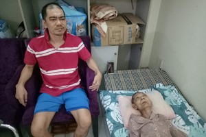 葉保和與臥床不起的老母親。