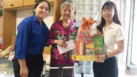 年輕黨員鄧氏芳娥（左）參加社群活動。