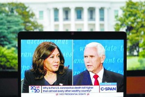 共和黨籍現任副總統彭斯（右）與民主黨副總統候選人哈里斯電視辯論。（圖源：新華社）