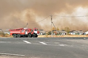 爆炸發生後，軍火庫附近濃煙密佈。（圖源：AP）