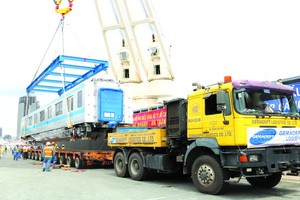 地鐵車廂被吊上專用車準備運回第九郡隆平站。（圖源：互聯網）