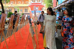 “智慧城市”企業與書展週一隅。