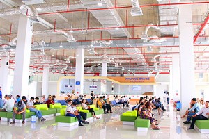 車站大廳的空間寬敞，設備現代化。（圖源：越勇）