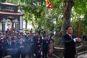 河內市市委書記王廷惠與代表團前往昇龍皇城向李公蘊太祖及歷代皇帝上香。（圖源：誠鐘）