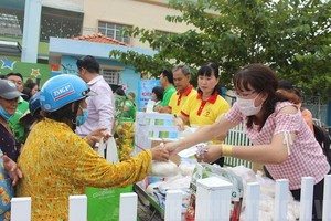 芽皮縣福景鄉居民踴躍參加“用塑料垃圾換取禮物日”。（圖源：玉如）