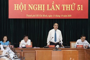 市委書記阮善仁（站）在會議上發表講話。（圖源：煌潮）