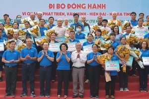 市和郡方領導與各捐助單位、熱心人士合影。