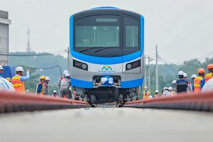 本月10日下午，濱城-仙泉地鐵1號線的首批車廂已成功安裝上軌道。（圖源：VNE）