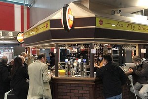 因應法國新冠疫情逐漸惡化，法國巴黎及近郊三省6日晚上起所有酒吧都要在10點關門。（圖源：互聯網）