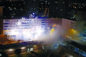 人們用煙花襲擊警察局。（圖源：路透社）