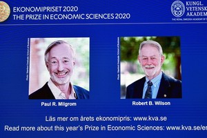 米爾格羅姆（左）與威爾遜共同獲諾貝爾經濟學獎。（圖源：互聯網）
