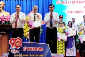 啟秀華文中心校長王沛川(前排中)獲“民運能手”獎狀。