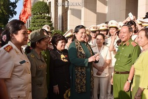 國會常務副主席從氏放（中）與全國毒品防打工作模範婦女團會晤。（圖源：Quochoi.vn）