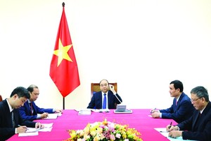 阮春福總理與菅義偉首相電談。（圖源：越通社）