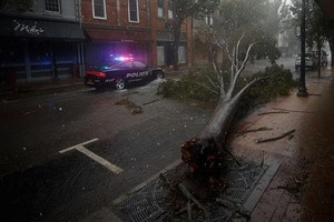 颶風“德爾塔”襲擊美國路易斯安那州及附近地區，截至當地時間12日，已導致4人死亡，數十萬人遭遇斷電。（圖源：互聯網）