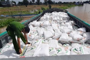 警方在小艇上查獲寫有外文及盛砂糖的2000個白色麻袋。（圖源：進尋）