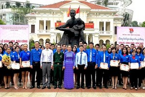 友善年輕幹部公務員在胡伯伯與少兒塑像台前大合照。（圖源：蔡芳）