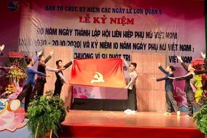 “90年越南婦女燦爛之花”歌舞劇節目一瞥。